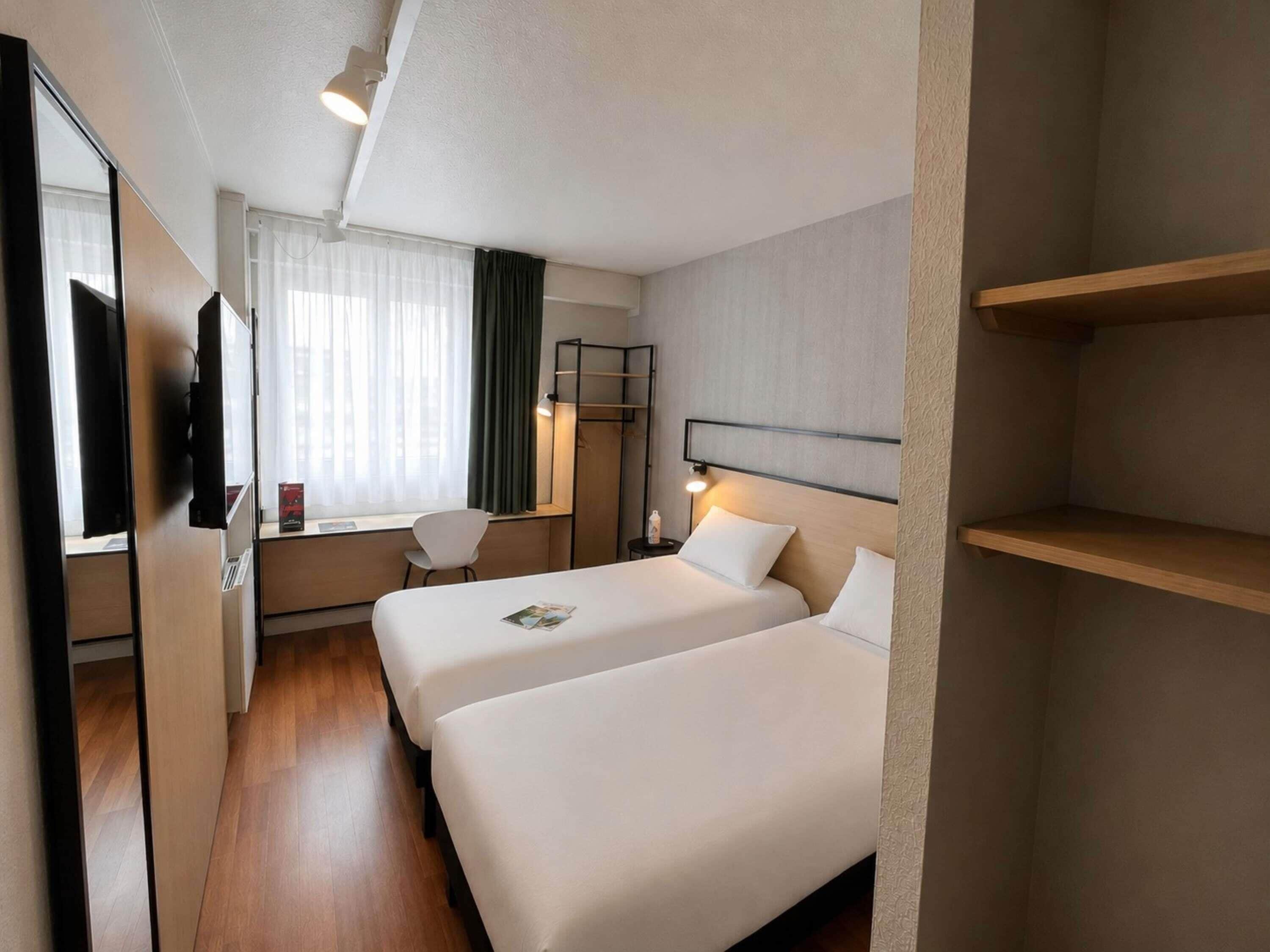 Quarto standard, 2 camas de solteiro | Roupas de cama antialérgicas, escrivaninha, cortinas blackout