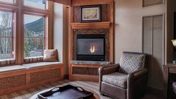 Chambre Deluxe, 1 trÚs grand lit, cheminée (Premium King Fireplace with Sofa Slee) | Draps en coton égyptien, literie de qualité supérieure