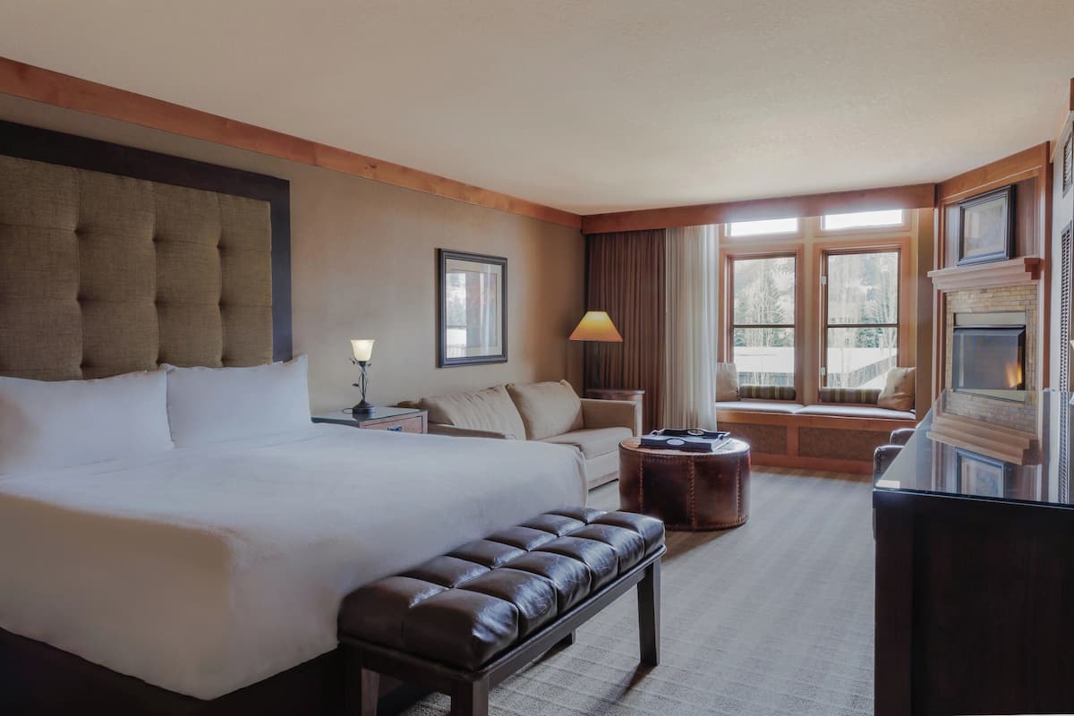 Deluxe Room, 1 King Bed, Fireplace (Premium King Fireplace with Sofa Slee)