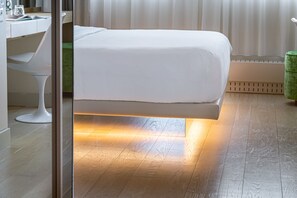 Hypo-allergenic bedding, minibar, in-room safe, desk