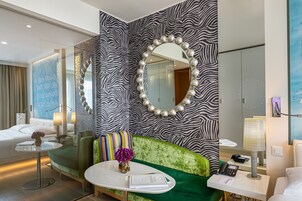 Ropa de cama hipoalergénica, minibar, caja fuerte y escritorio