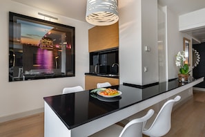 Executive Suite, Lake View | Private kitchenette