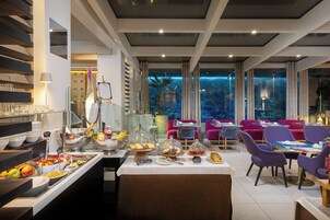 Daily buffet breakfast (CHF 35 per person)