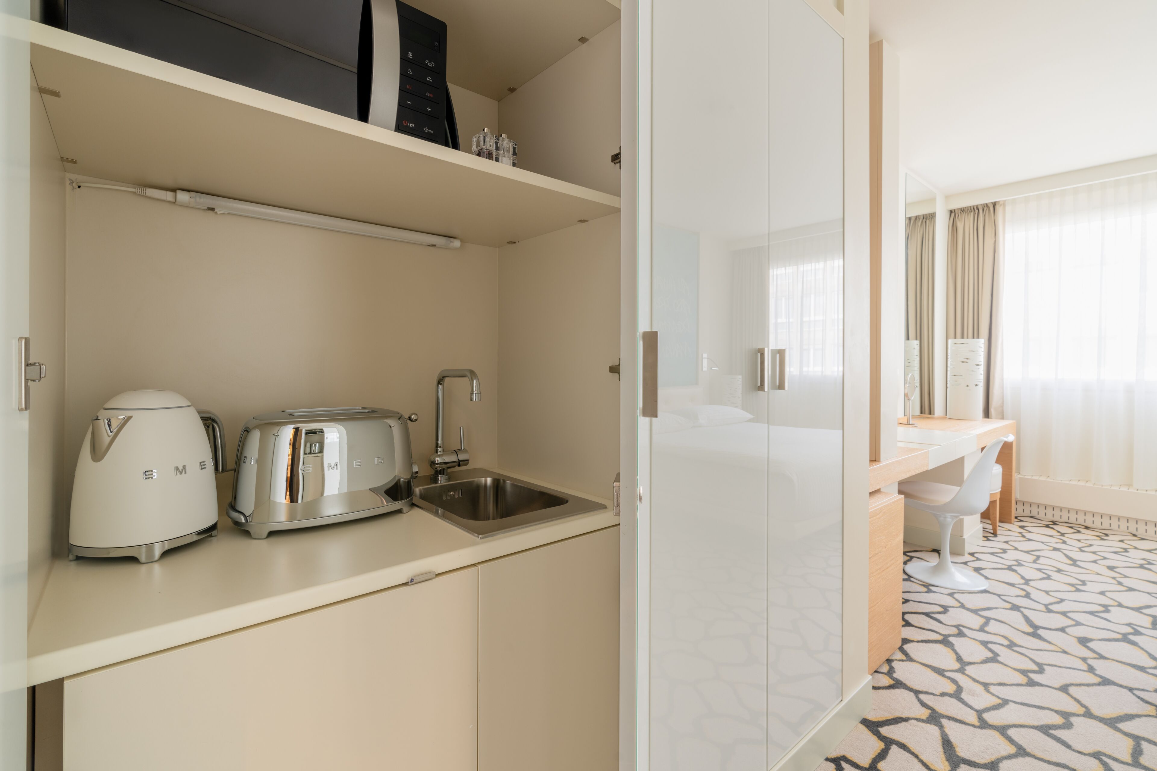 standard studio | private kitchenette