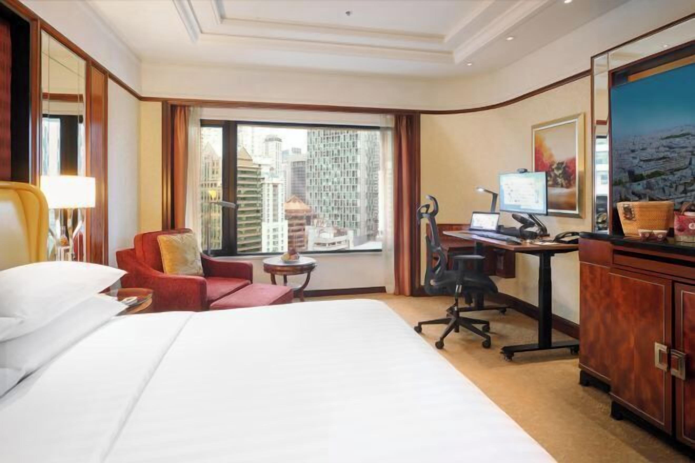 Premium bedding, minibar, in-room safe, desk