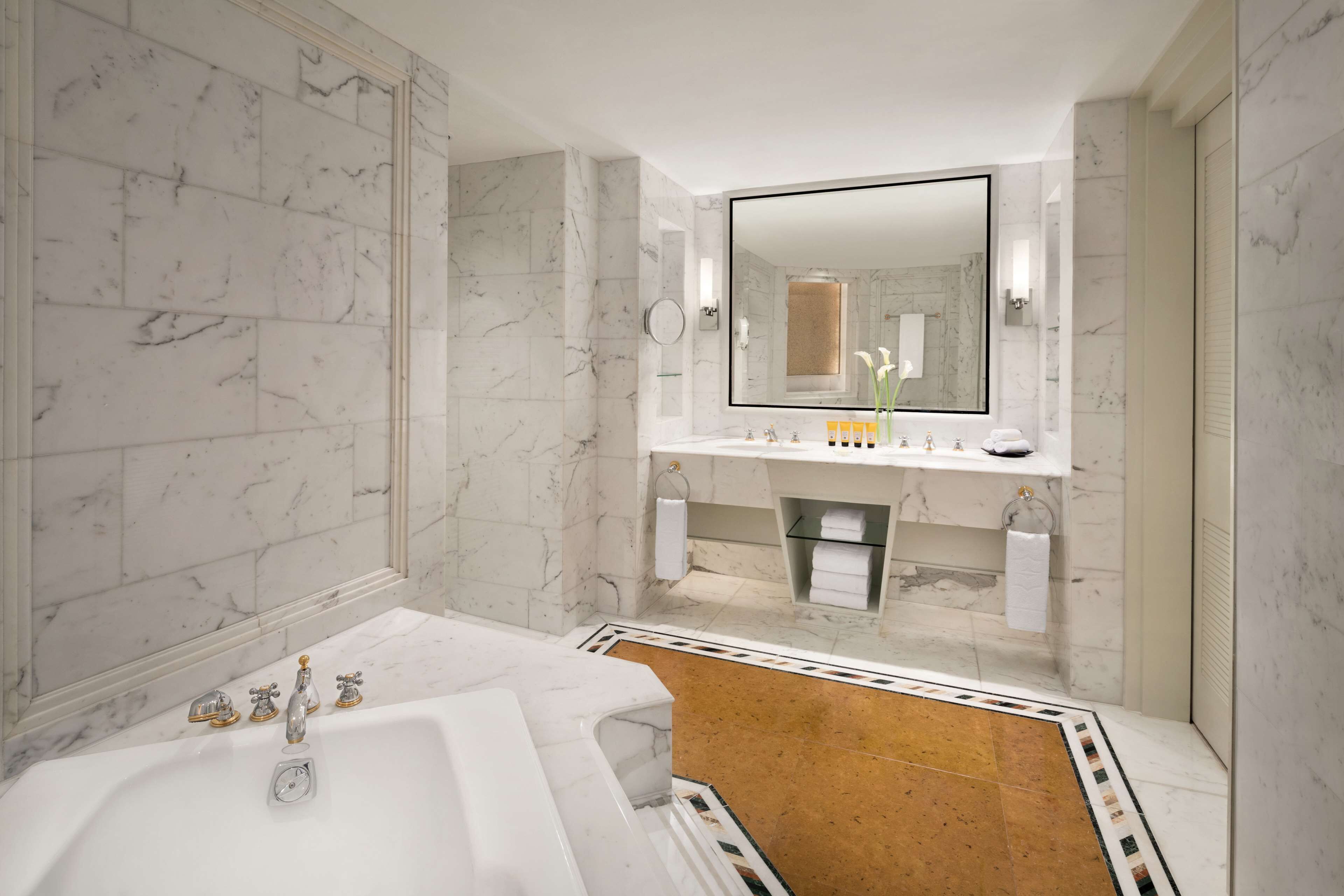 Regadera, amenidades de baño gratuitas, secadora de cabello, batas 