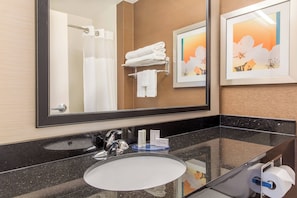 Combined shower/tub, free toiletries, hair dryer, towels - Fairfield Inn & Suites Sioux Falls (Sioux Falls)