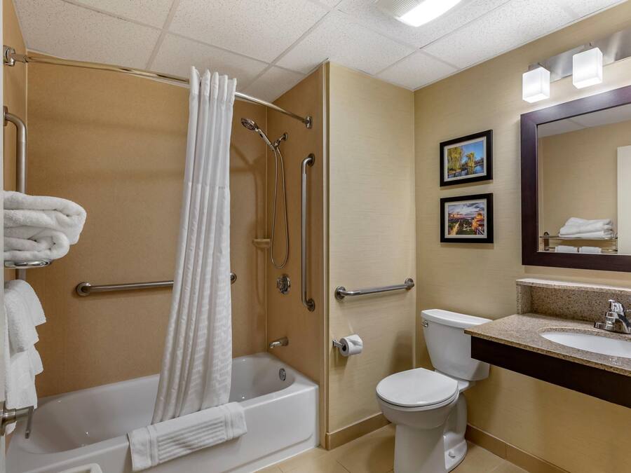 Een badkamer met een bad, toilet en wastafel.