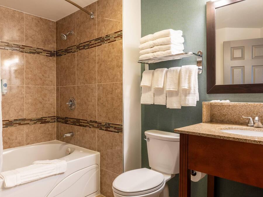 Un bagno con vasca, water e lavabo.