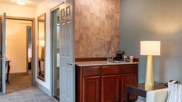 Bureau, rideaux occultants, fer et planche à repasser