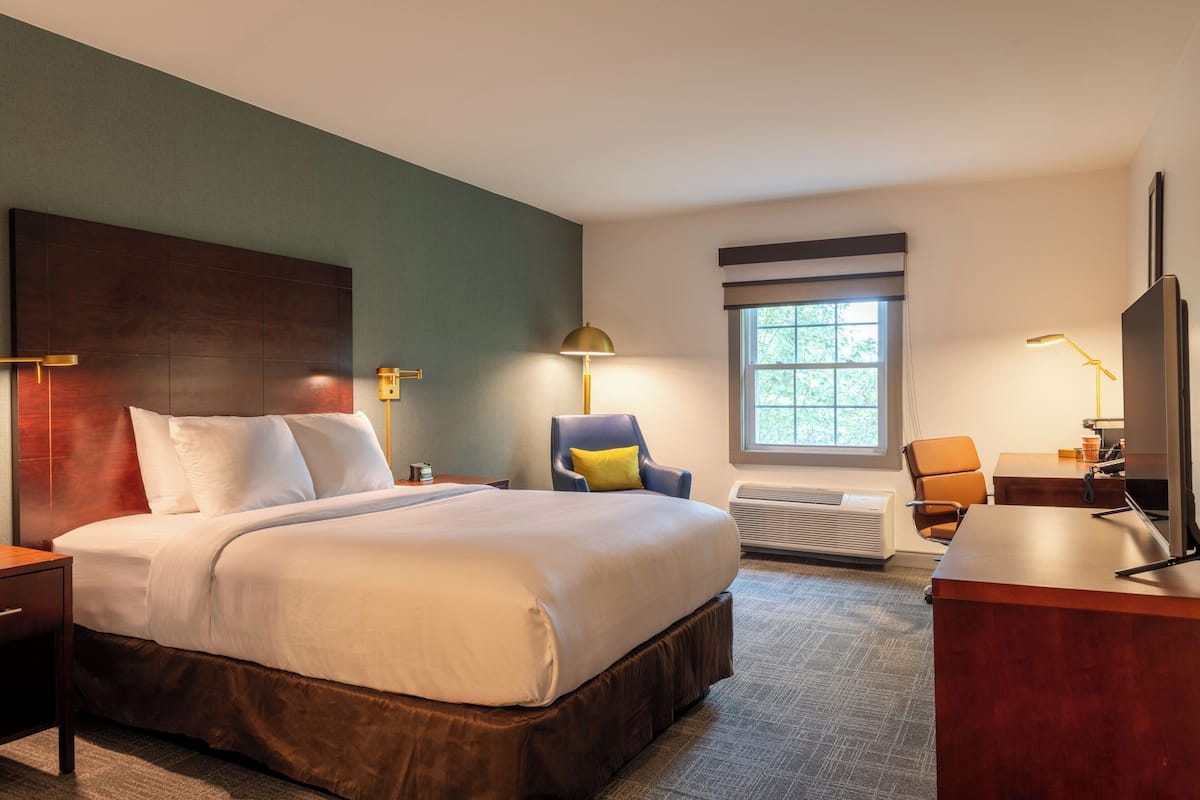 Room, 1 Queen Bed, Accessible, Non Smoking | Desk, blackout drapes, iron/ironing board, rollaway beds