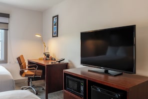 Chambre, 2 lits doubles, accessible aux personnes à mobilité réduite, non-fumeur | Bureau, rideaux d’obscurcissement, fer et planche à repasser