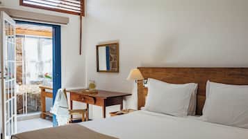 Habitación doble superior | Ropa de cama de alta calidad, colchones con acolchado adicional, minibar