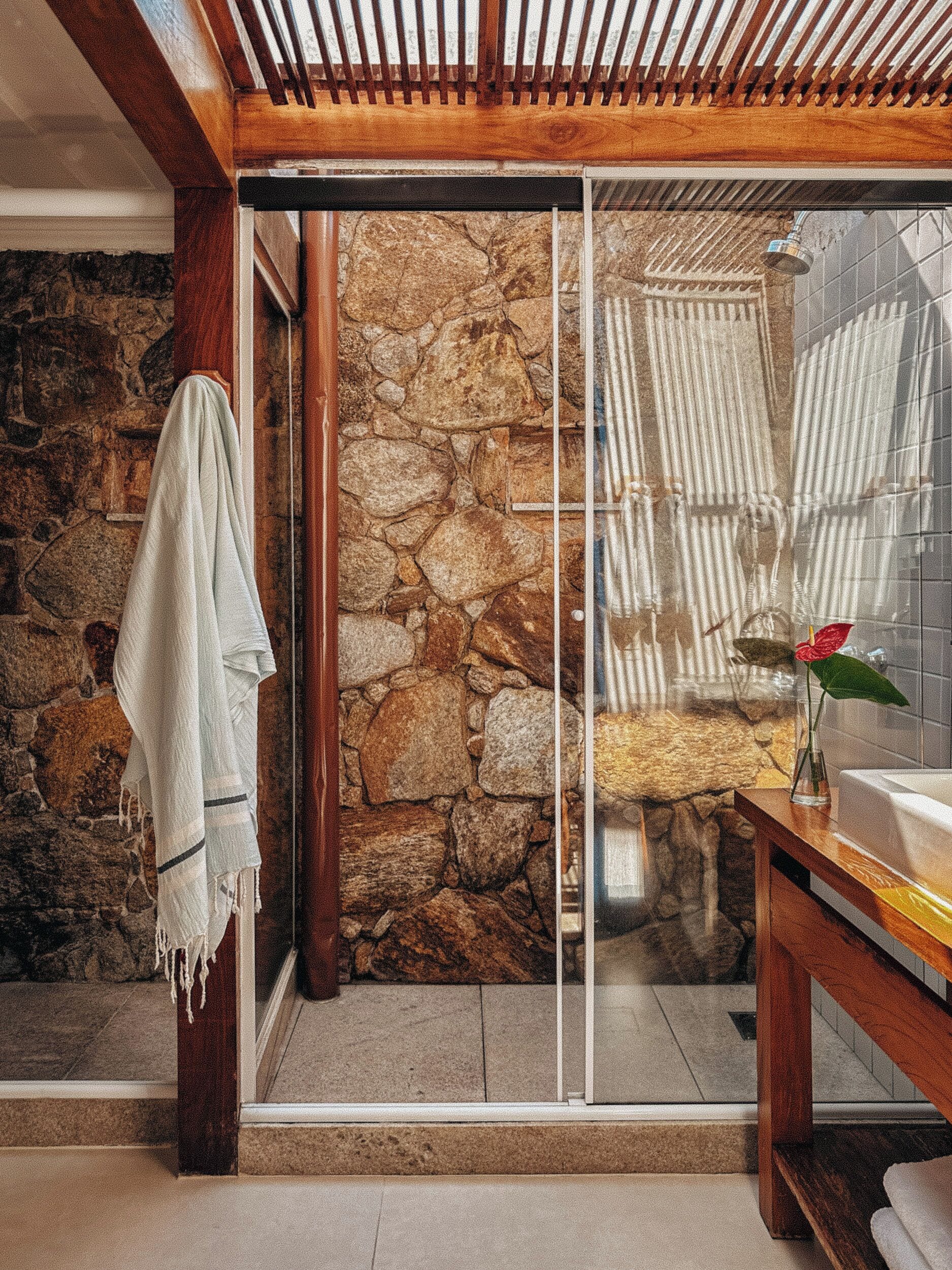 Quarto casal superior | Banheiro | Chuveiro, produtos de toalete de grife, secador de cabelo, bidê