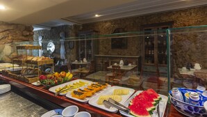 En buffet med forskelligt frugt, grøntsager og brød.