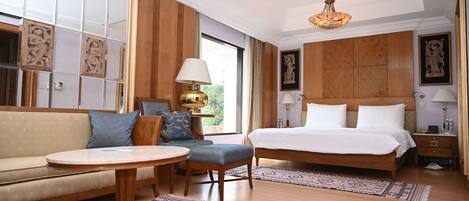 Junior Suite | Minibar, in-room safe, desk, blackout drapes