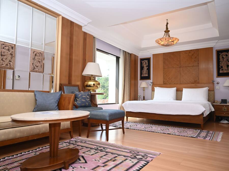 Junior Suite | Minibar, in-room safe, desk, blackout drapes