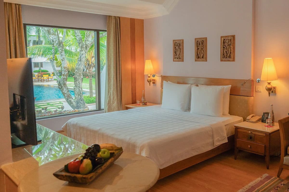 Deluxe Room, 1 Katil Raja (King), Pool View | Bar mini, peti besi dalam bilik, meja, langsir/tirai gelap terus 