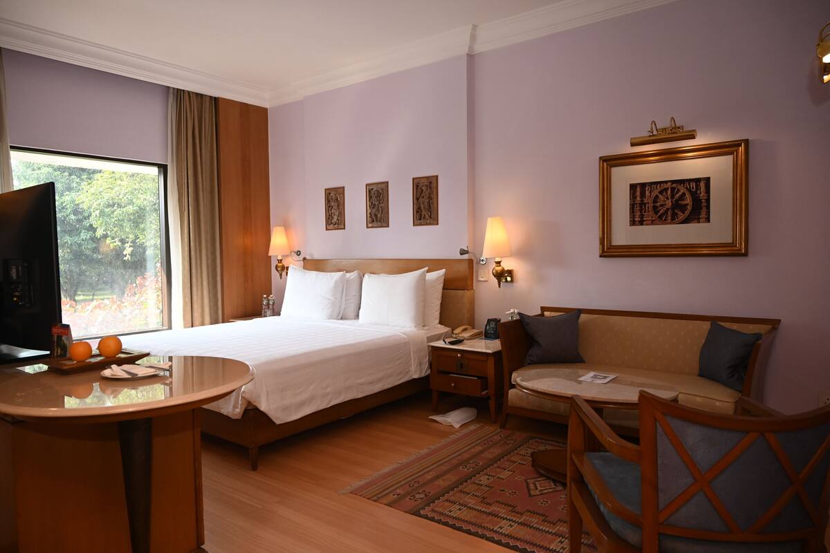 Deluxe Room, 1 Katil Raja (King), Garden View | Bar mini, peti besi dalam bilik, meja, langsir/tirai gelap terus 