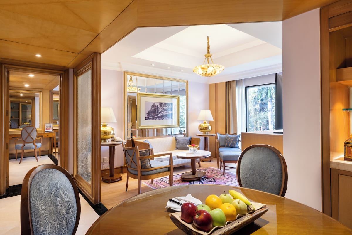 executive suite | minibar, in-room safe, desk, blackout curtains