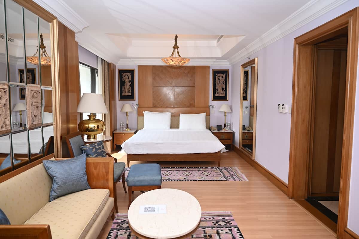 junior suite | minibar, in-room safe, desk, blackout curtains