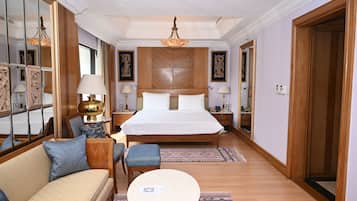 Junior Suite | Minibar, in-room safe, desk, blackout drapes