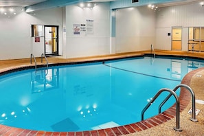 Piscine couverte, accès possible de 07 h 00 à 23 h 00, chaises longues