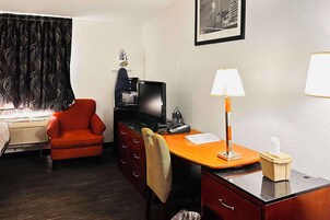 Escritorio y espacio para trabajar con laptop 