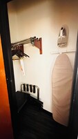 Escritorio y espacio para trabajar con laptop 