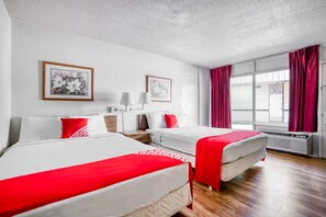Habitación, 2 camas de matrimonio | Escritorio, wifi gratis, ropa de cama y despertador