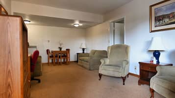 Suite, 1 Queen Bed, Non Smoking | Living area