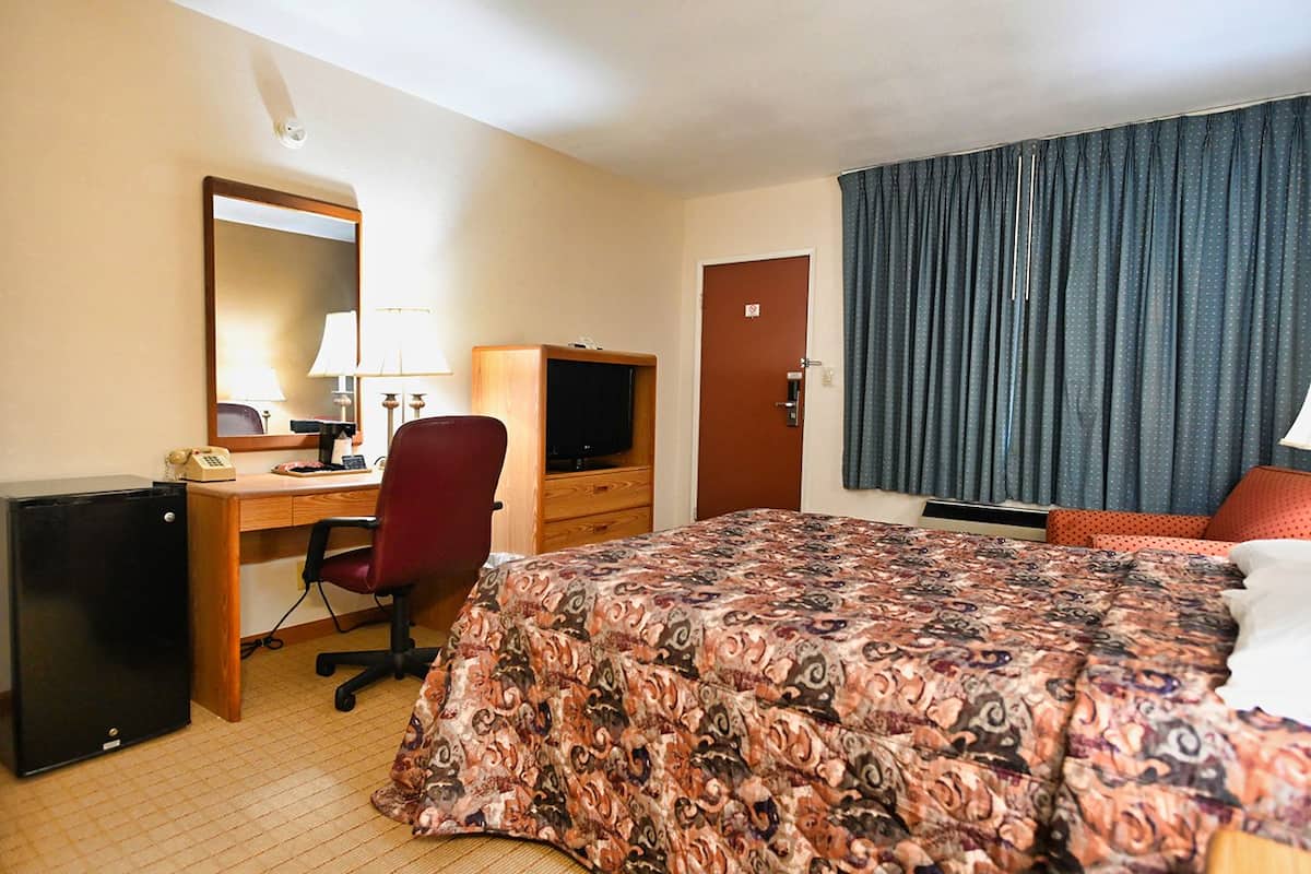 Standard Room, 1 Queen Bed, Non Smoking | 1 bedroom, desk, laptop workspace, blackout drapes
