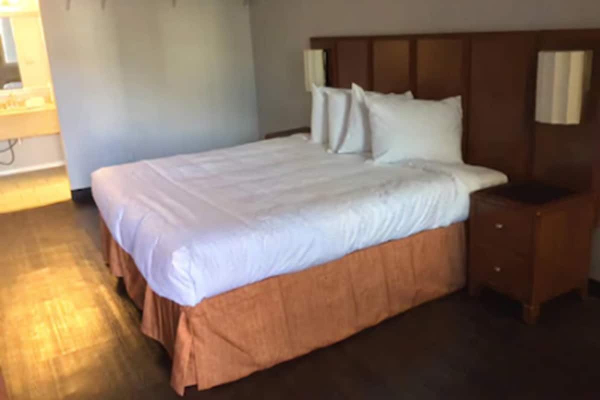 Executive Room, 1 King Bed | Desk, blackout drapes, free WiFi, bed sheets