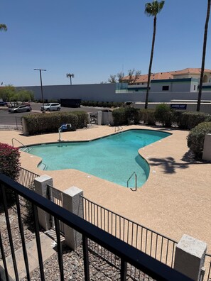 Outdoor pool - Extend-a-Suites Phoenix (Phoenix)