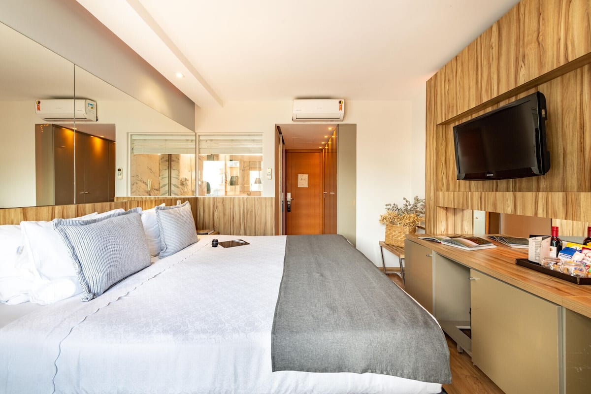 1 chambre, minibar, coffres-forts dans les chambres, bureau