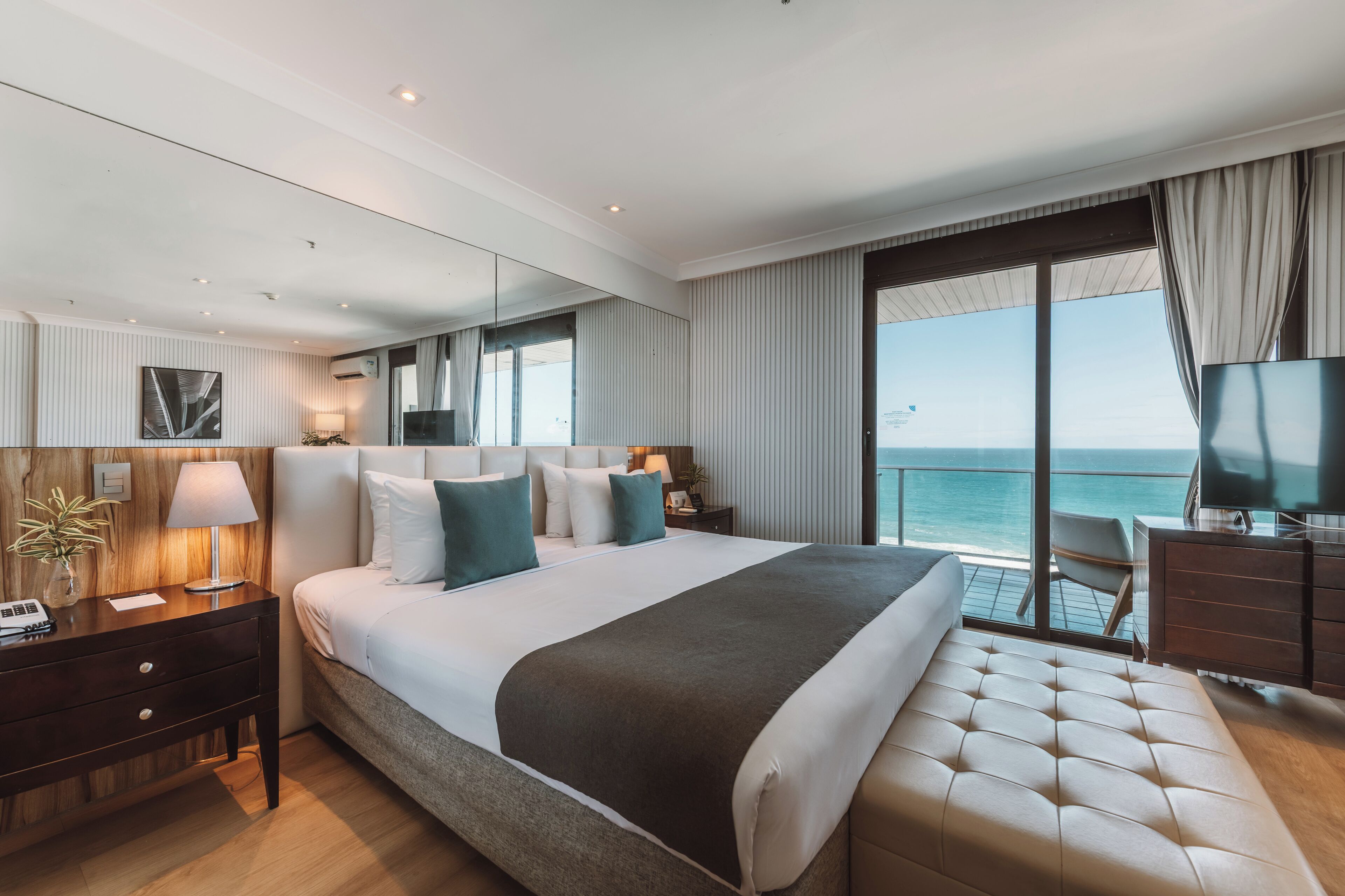 Suite, Meerblick, Strandnähe | 1 Schlafzimmer, Minibar, Zimmersafe, Schreibtisch