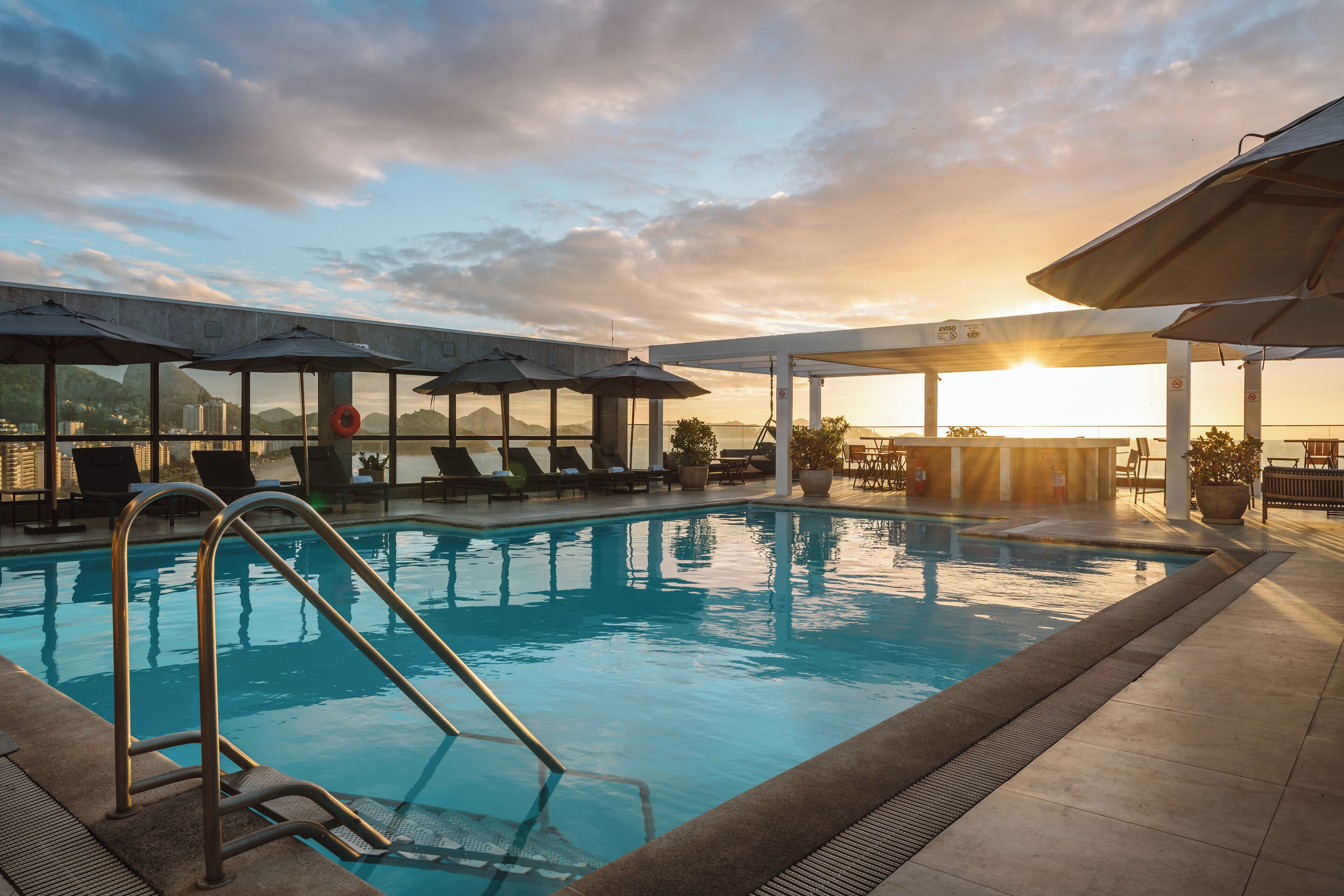 Utomhuspool, parasoller och solstolar