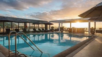 Piscine extérieure, parasols de plage, chaises longues