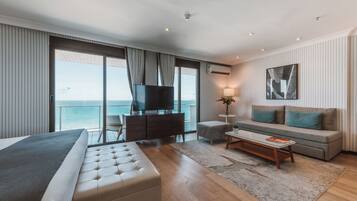 Suite, Ocean View, Beachfront | 1 bedroom, minibar, in-room safe, desk