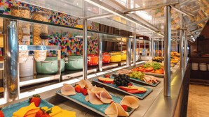 Un bufé con diversos alimentos y utensilios de cocina.