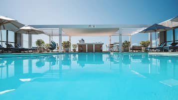 Piscine extérieure, parasols de plage, chaises longues