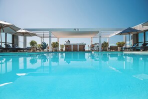 Außenpool, Sonnenschirme, Liegestühle