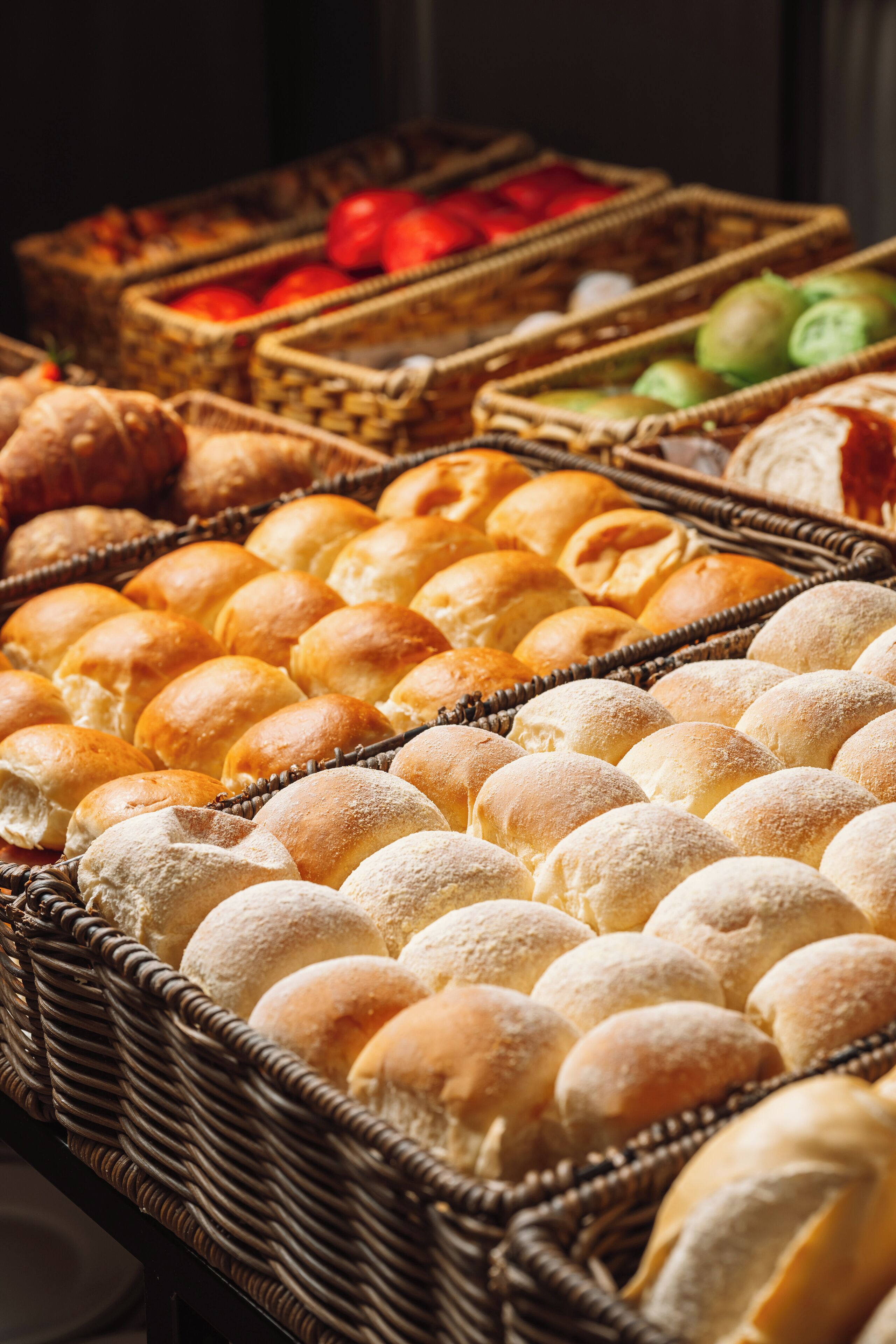 Une variété de produits de boulangerie présentés dans des paniers en osier.