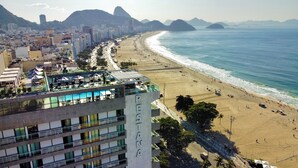Un hotel con piscina en la azotea y vistas a la playa y al océano.