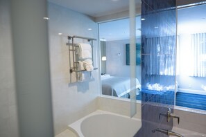 Deep-soaking bathtub