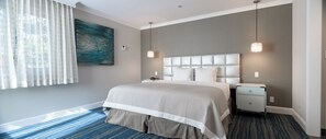 Premium bedding, pillowtop beds, desk, blackout drapes - Woodcrest Hotel Cupertino (Santa Clara)