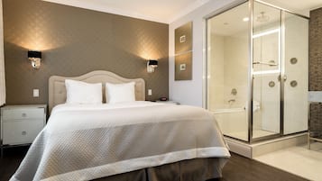 Suite junior, 1 cama Queen size, baño en la habitación, vista a la ciudad | Regadera en el baño
