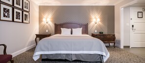 Premium bedding, pillow-top beds, desk, blackout curtains - Woodcrest Hotel Cupertino (Santa Clara)