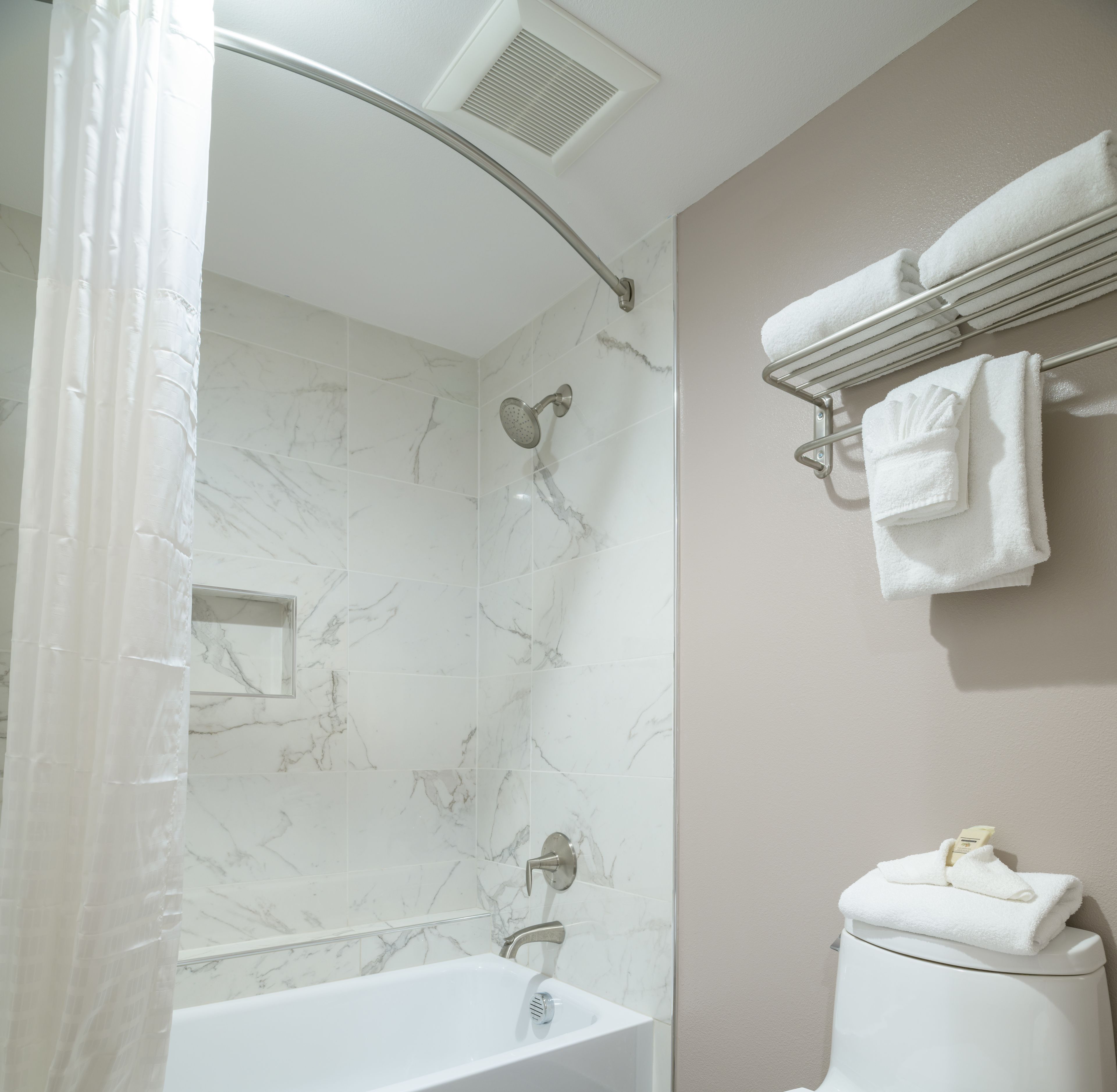 Un baño con ducha, bañera e inodoro.