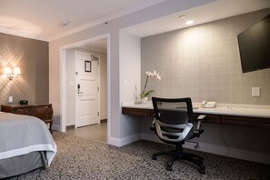 Premium bedding, pillowtop beds, desk, blackout drapes - Woodcrest Hotel Cupertino (Santa Clara)